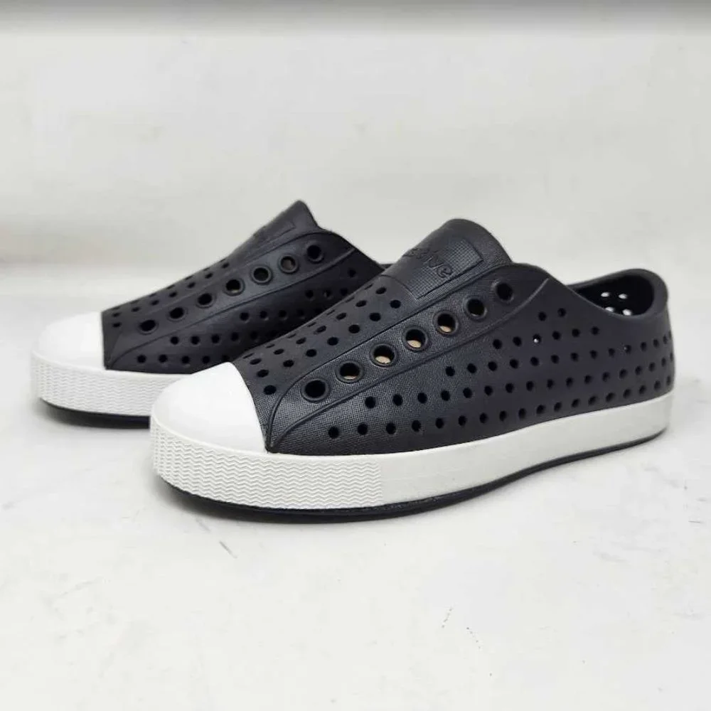 Big kids 3 (Women's 5) Native Jefferson slip on rubber play shoes in Jiffy Black